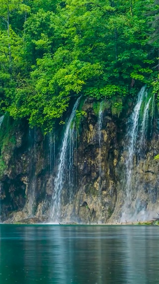 青山绿水瀑布