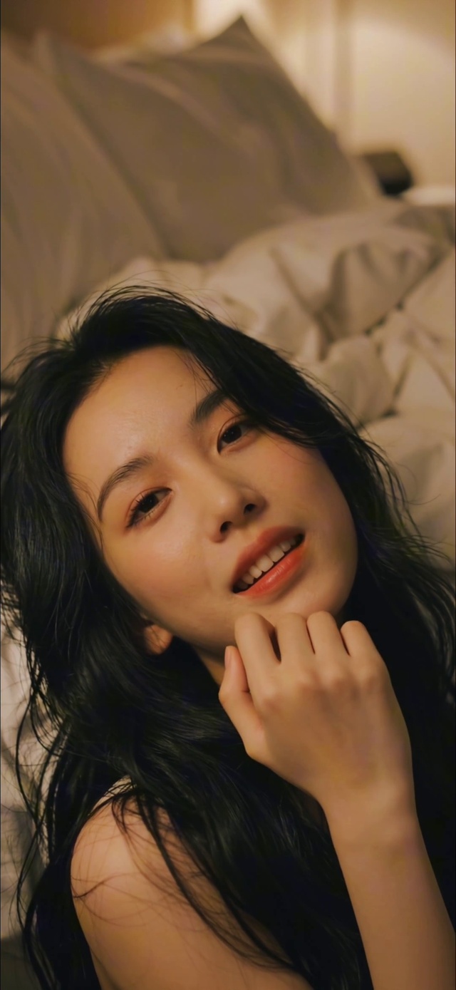 卧室真情流露美女动态壁纸
