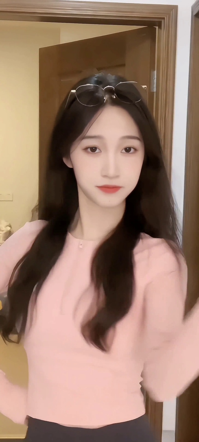 青春活力美少女楚楚动人