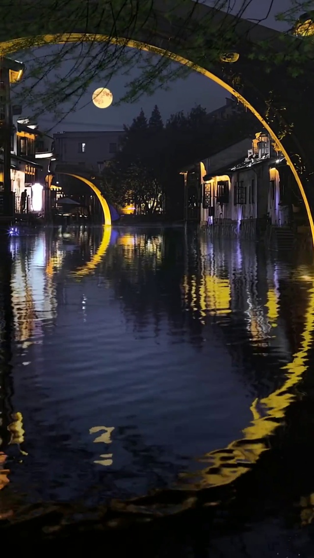 水中月是天上月，眼前人是心上人