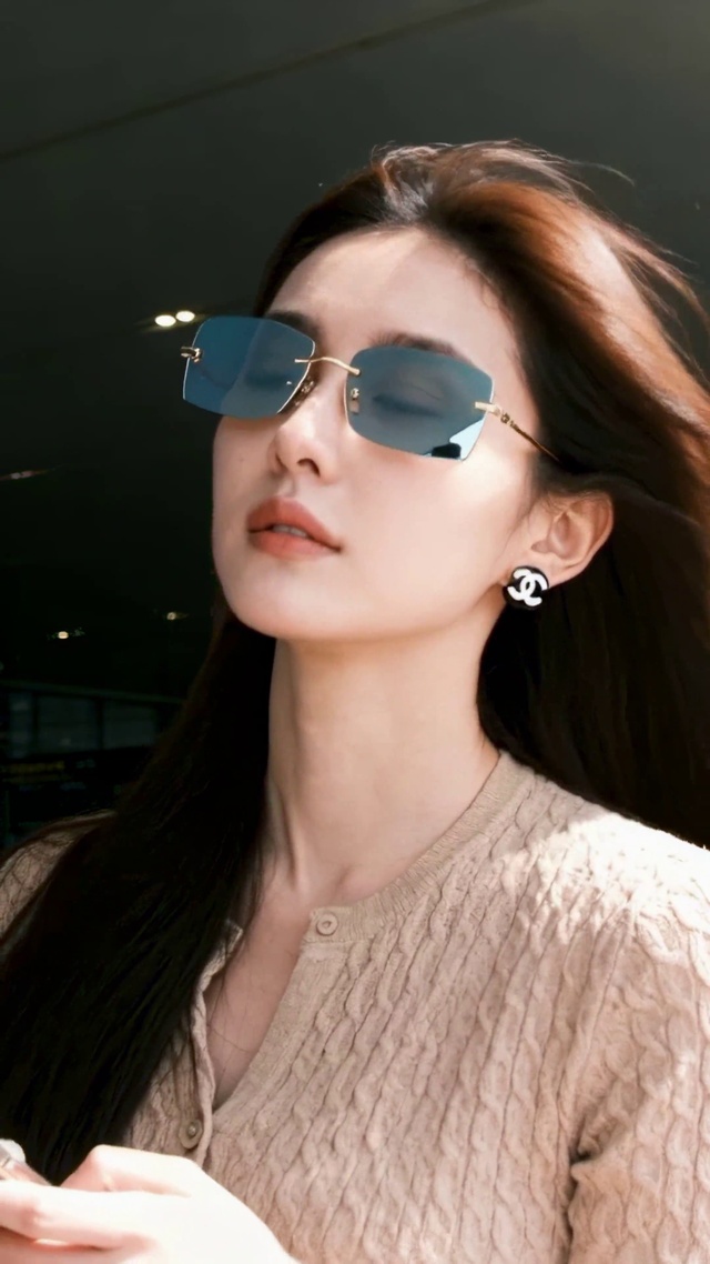 机场街拍酷飒美女