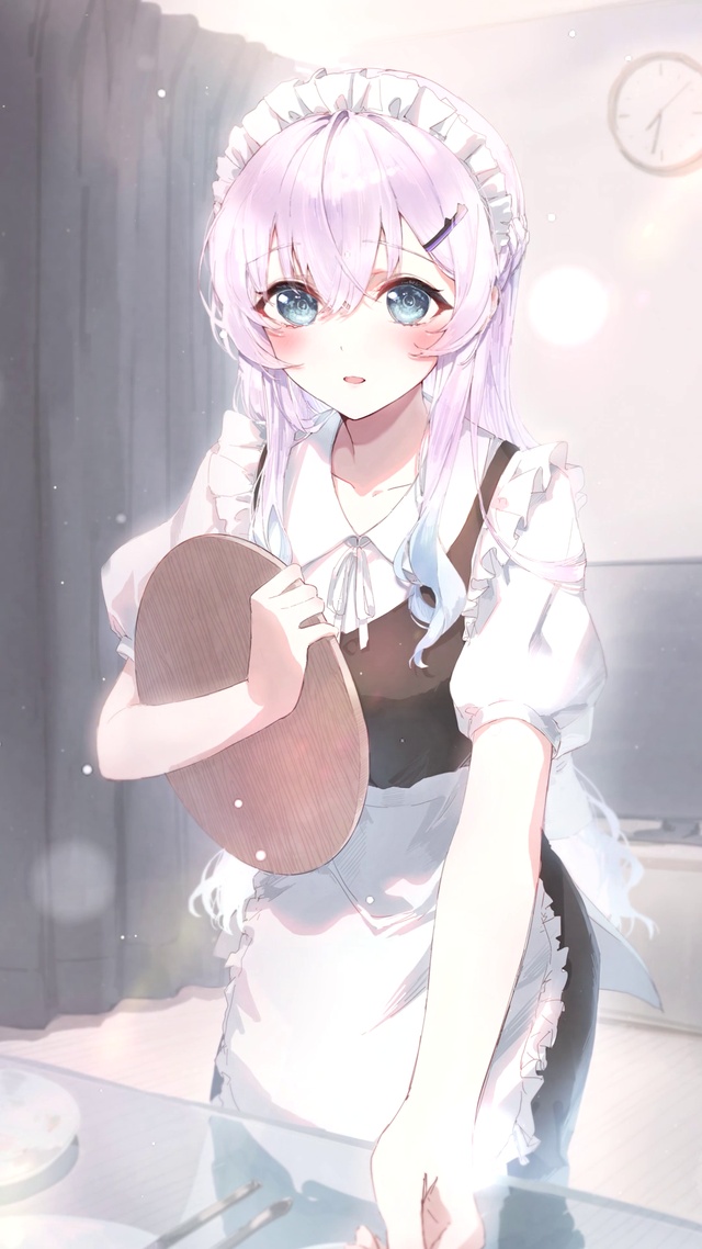 可爱白发女仆装少女