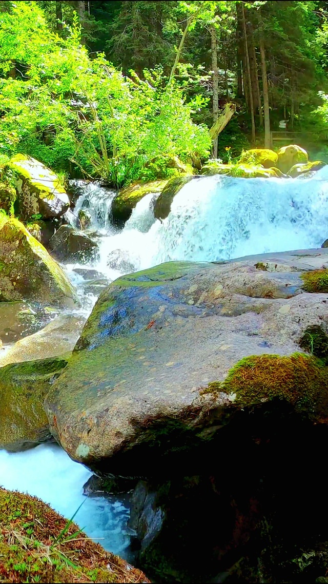 唯美山涧河流 4K