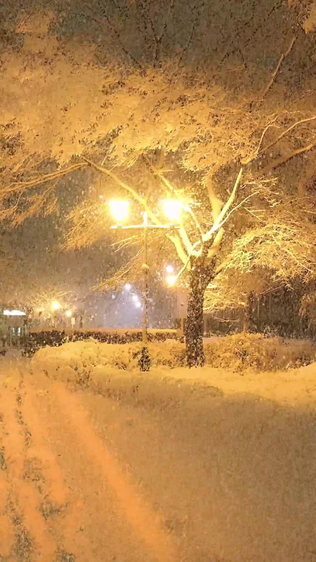 暖色唯美城市雪景