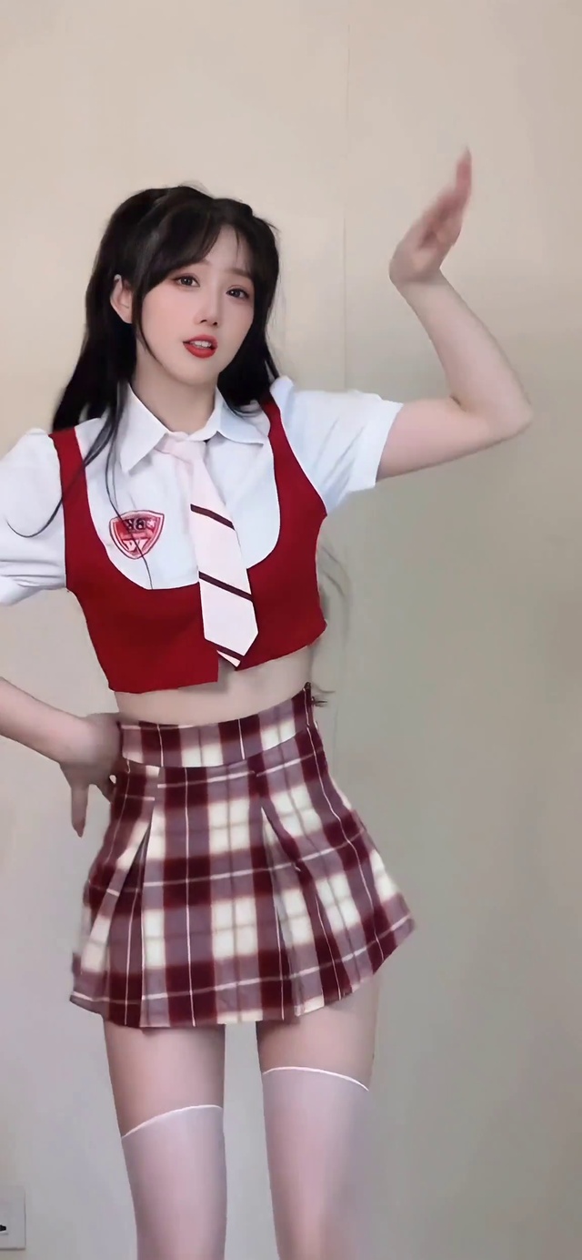 元气少女性感舞蹈长腿身材美少女