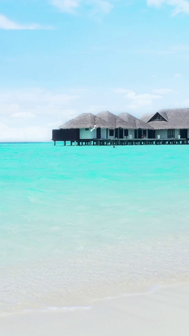 碧海蓝天，水天一线