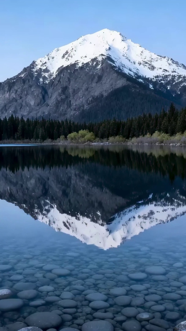 冬日雪山湖泊