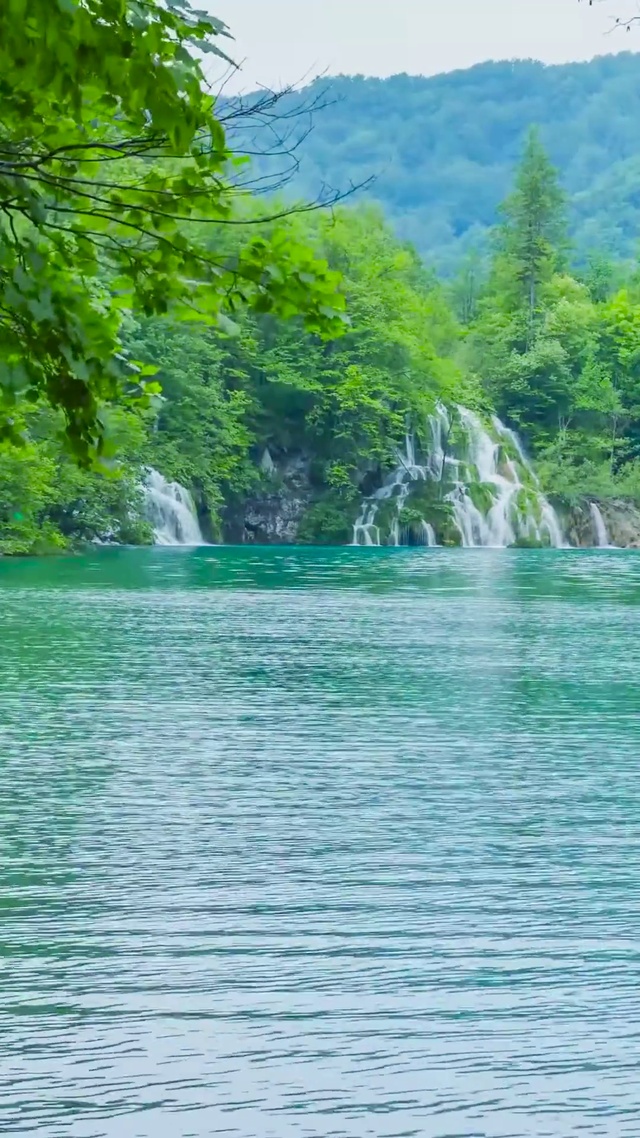 青山绿水瀑布湖泊