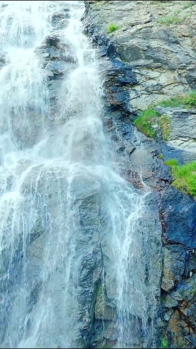 治愈山涧瀑布4K