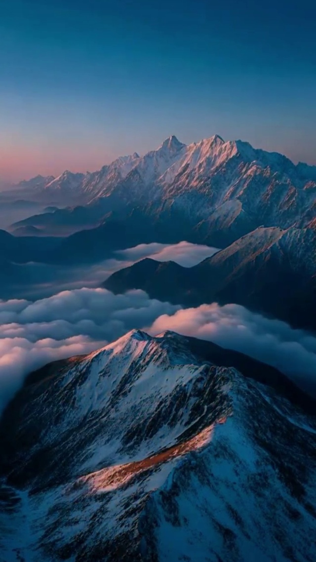 云端之上山峰之巅