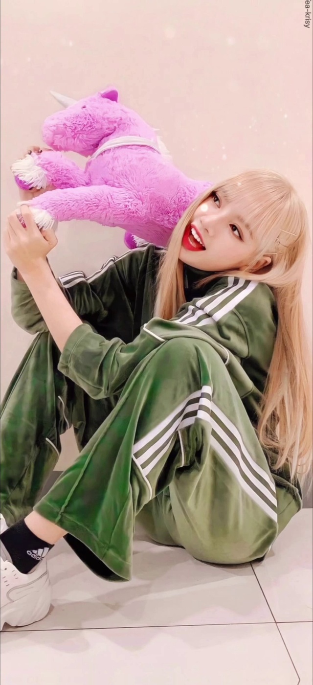 可爱调皮的金发小女生