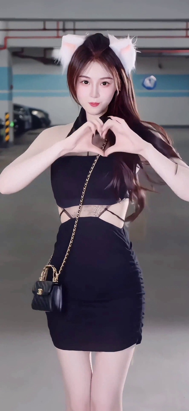 可爱性感乖巧长腿小美女