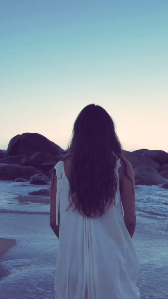 漫步海边的女孩