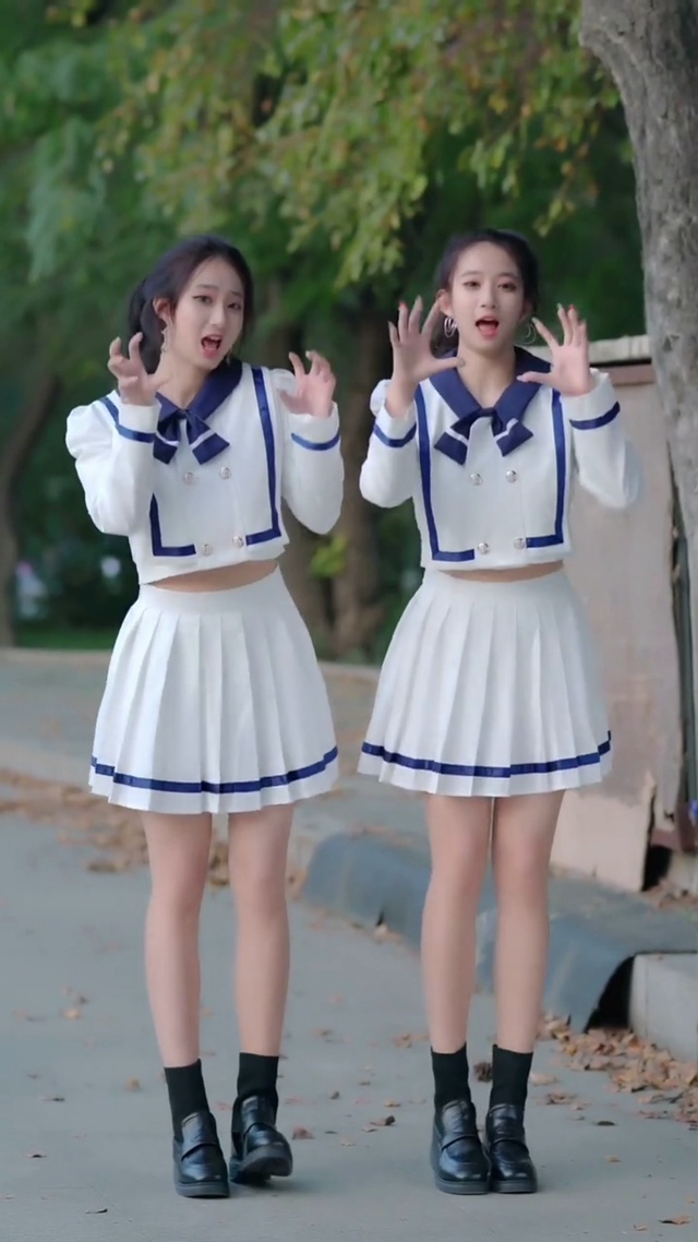 双胞胎姐妹户外舞蹈
