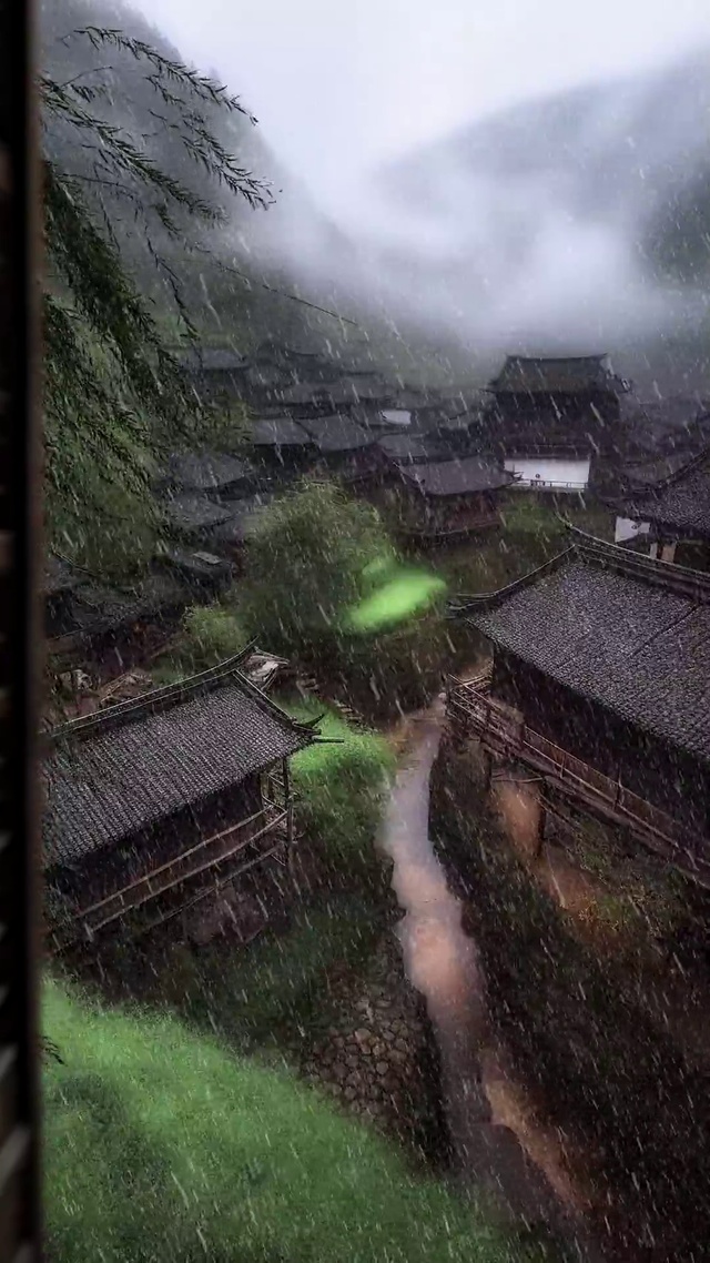 倚窗听雨