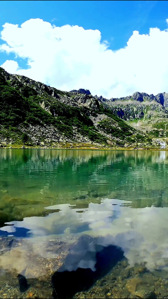 蓝天白云湖泊4K