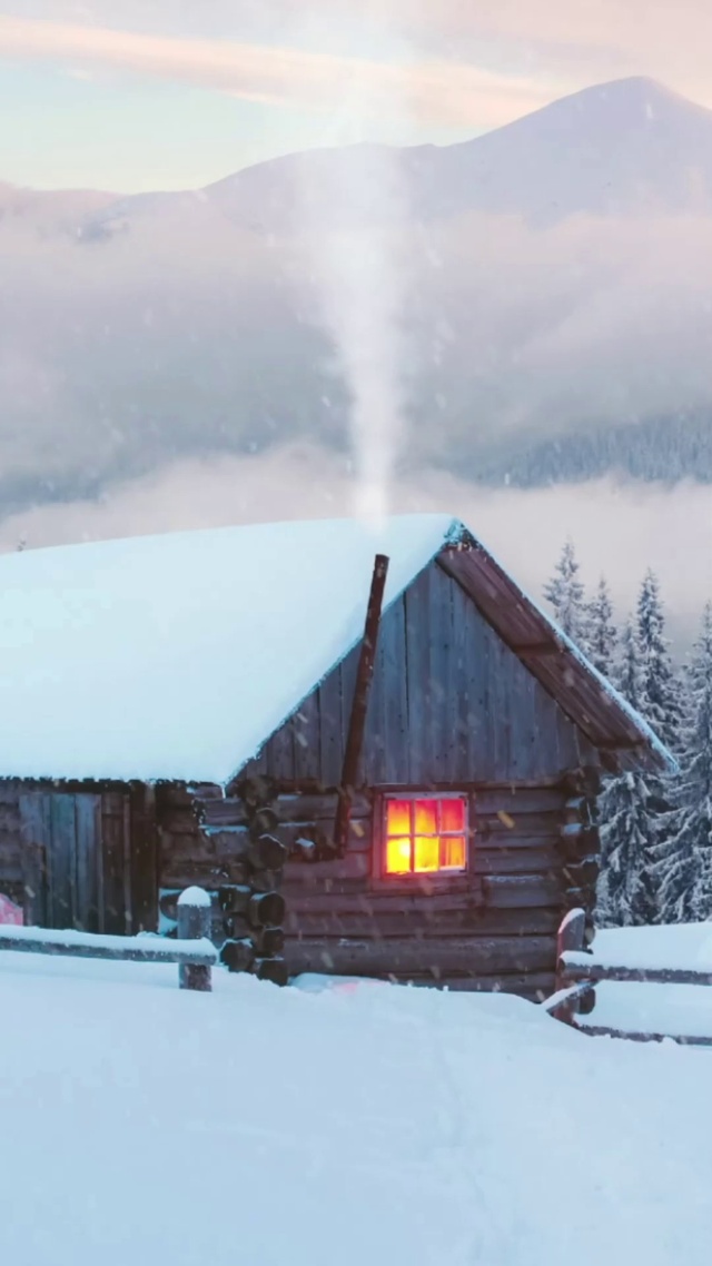 美丽的降雪冬季小屋