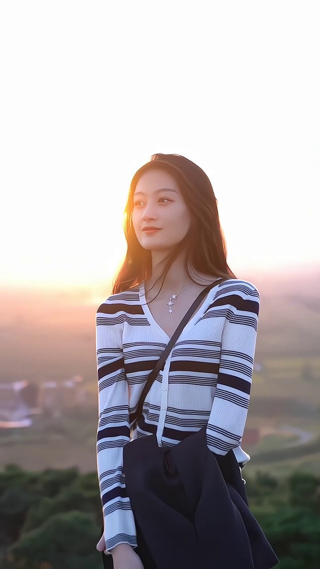 夕阳下的美女
