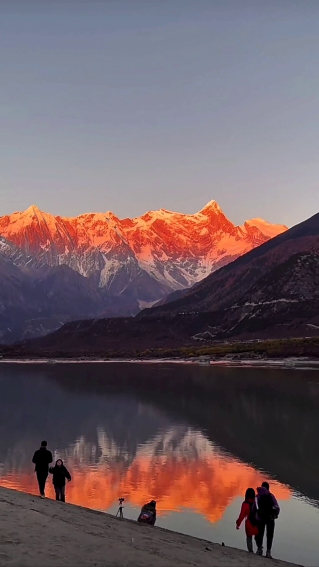 好美的日照金山