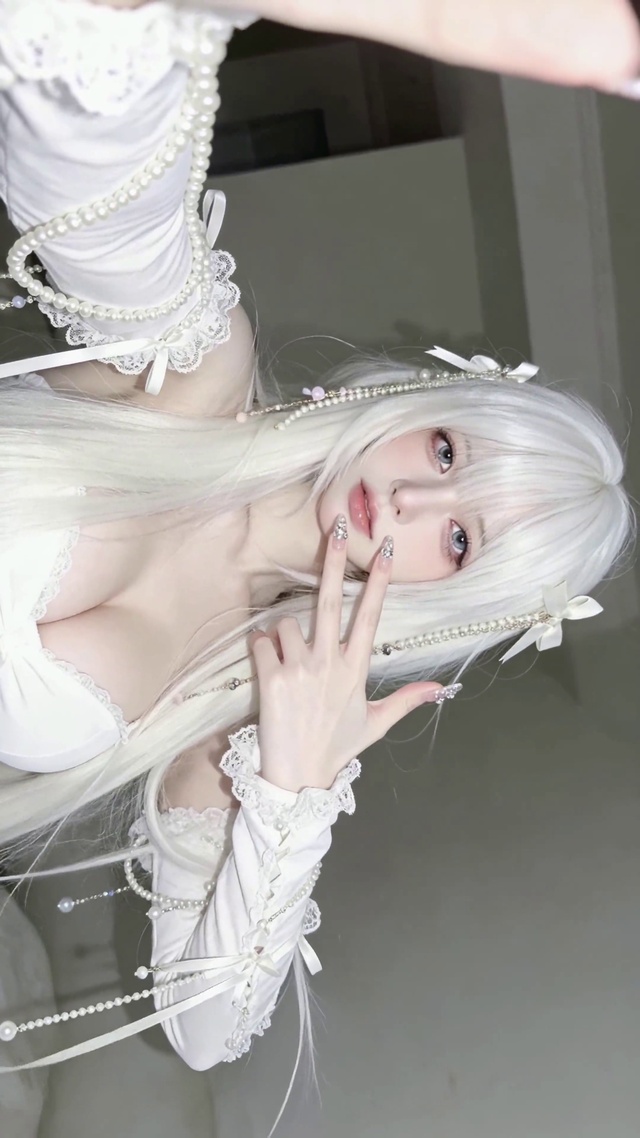 白发清纯二次元美少女