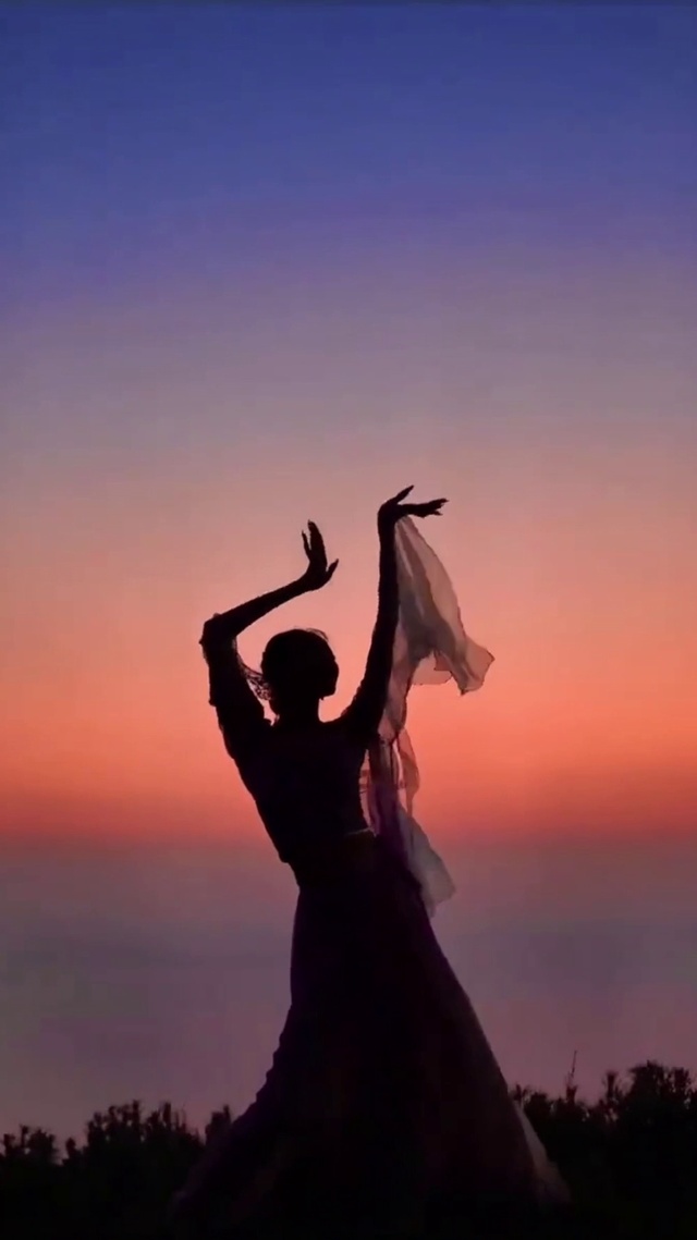 夜幕下的古典舞