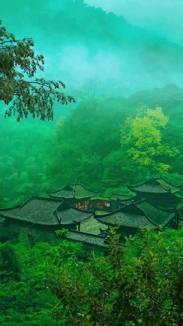 天青色等烟雨，而我在等你