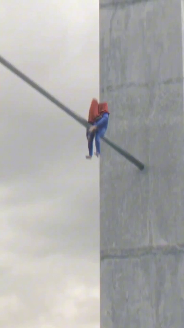 超人掉下钢管上