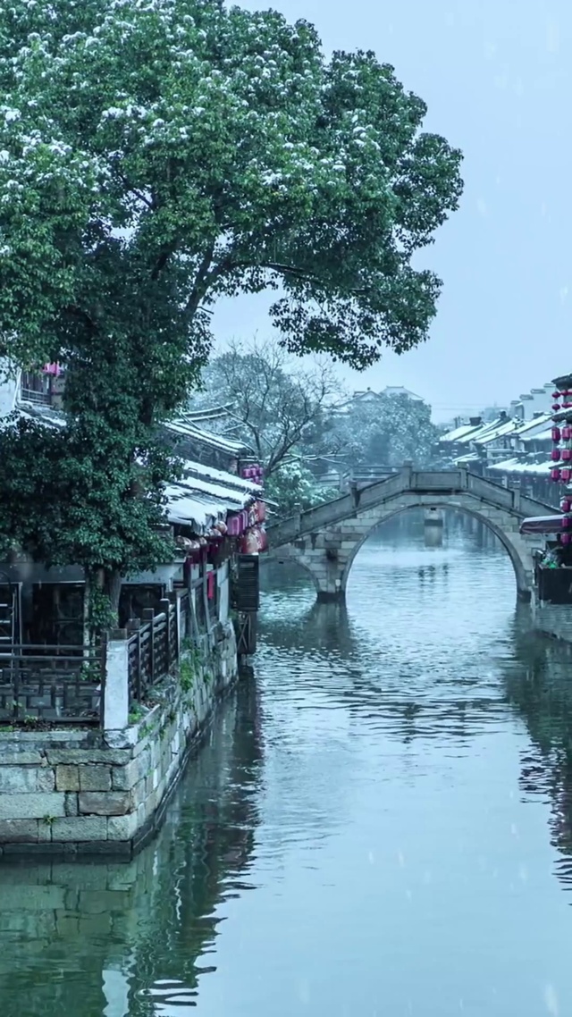 雪是大浪漫，你是小人间，江南的雪，一眼千年如果有人想带你看雪，那一定是最深的想念 