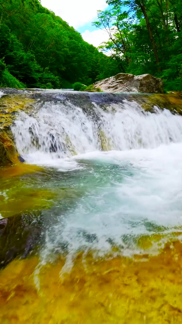 清澈护眼山涧流水