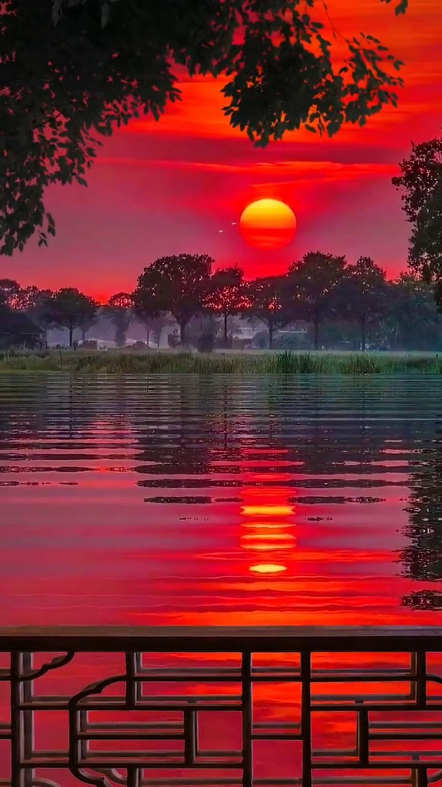 落霞与孤鹜齐飞，秋水共长天一色