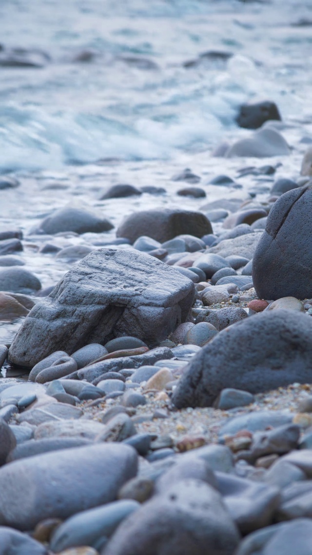 海边的一堆石头浪潮L