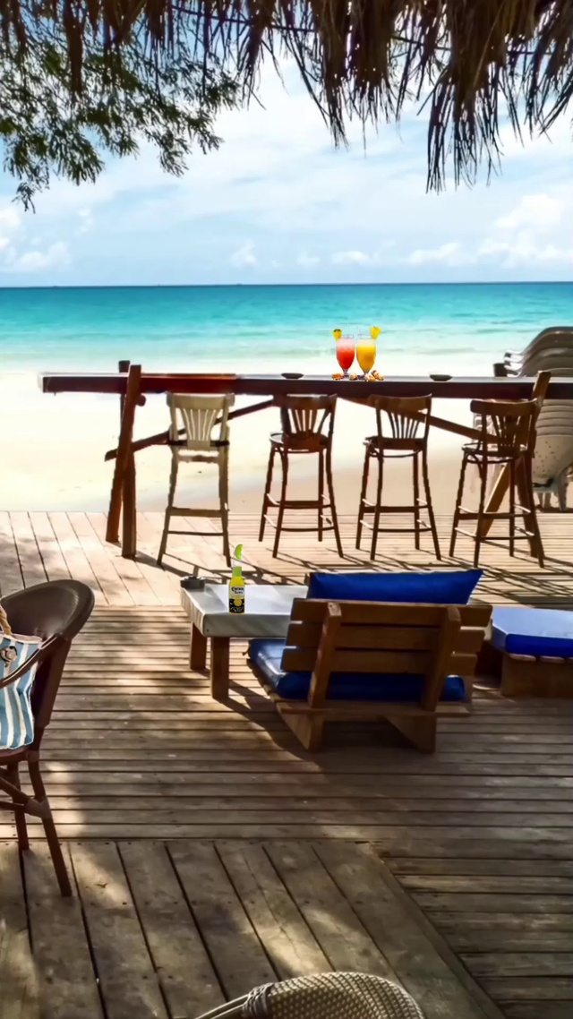 平静放松的海边咖啡厅