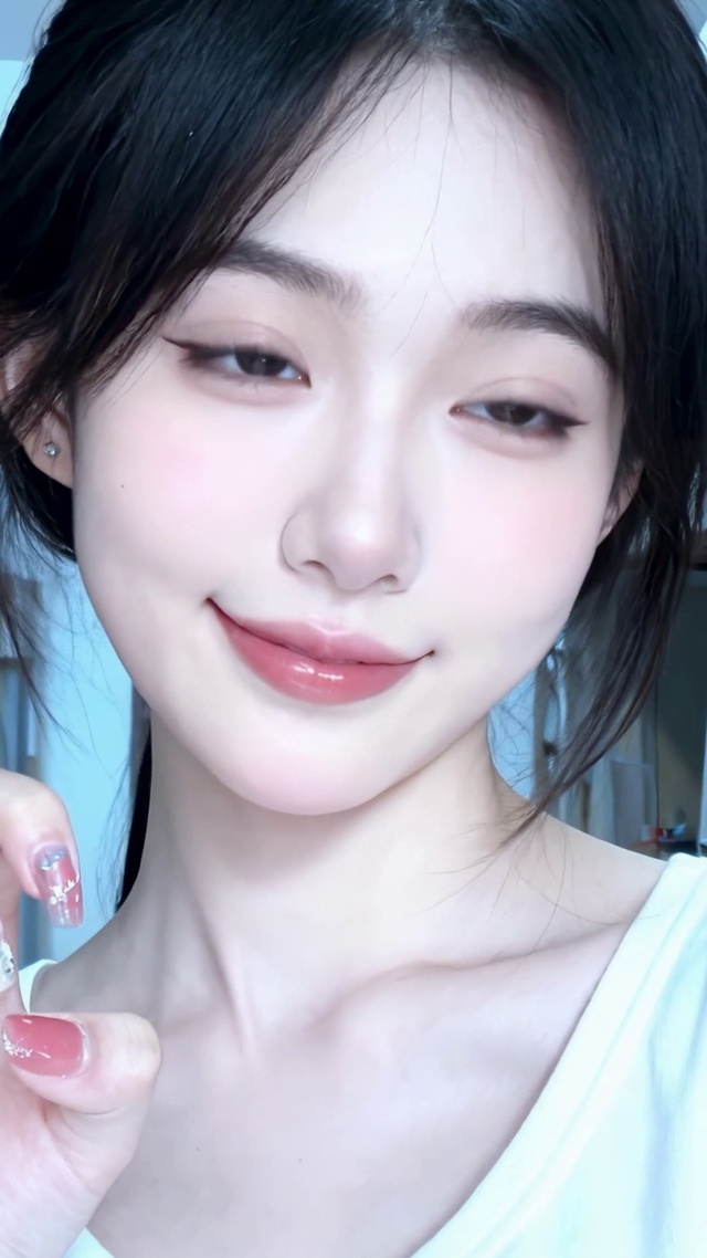 18岁大一学妹在新生宿舍拍照