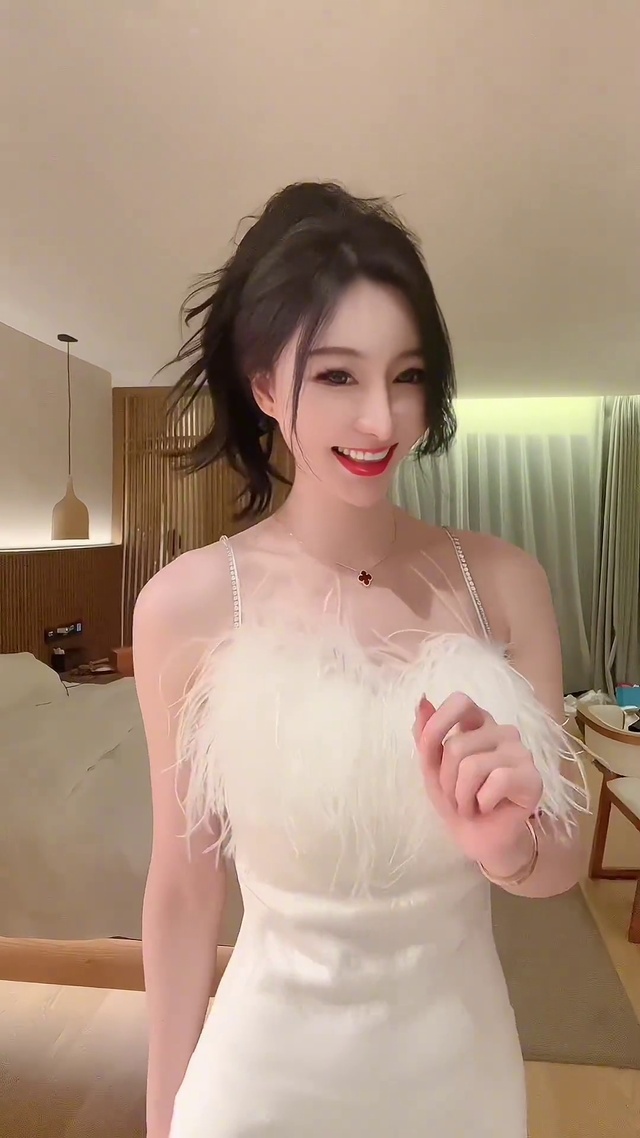 会跳舞的美少女