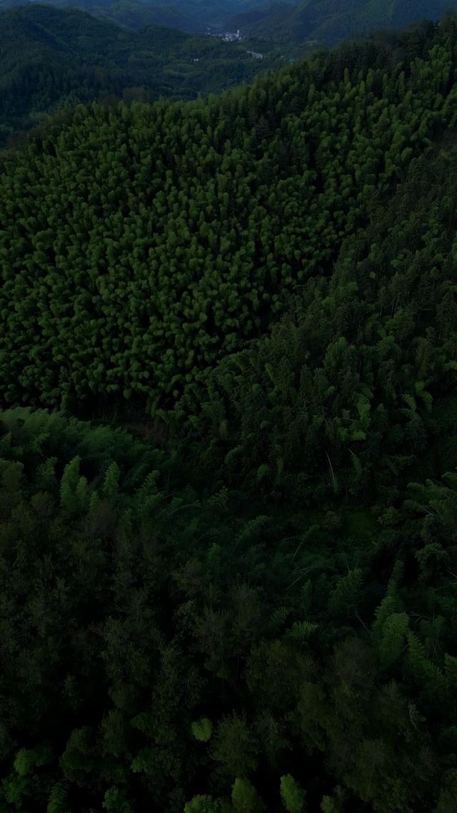 翻山越岭航拍风景