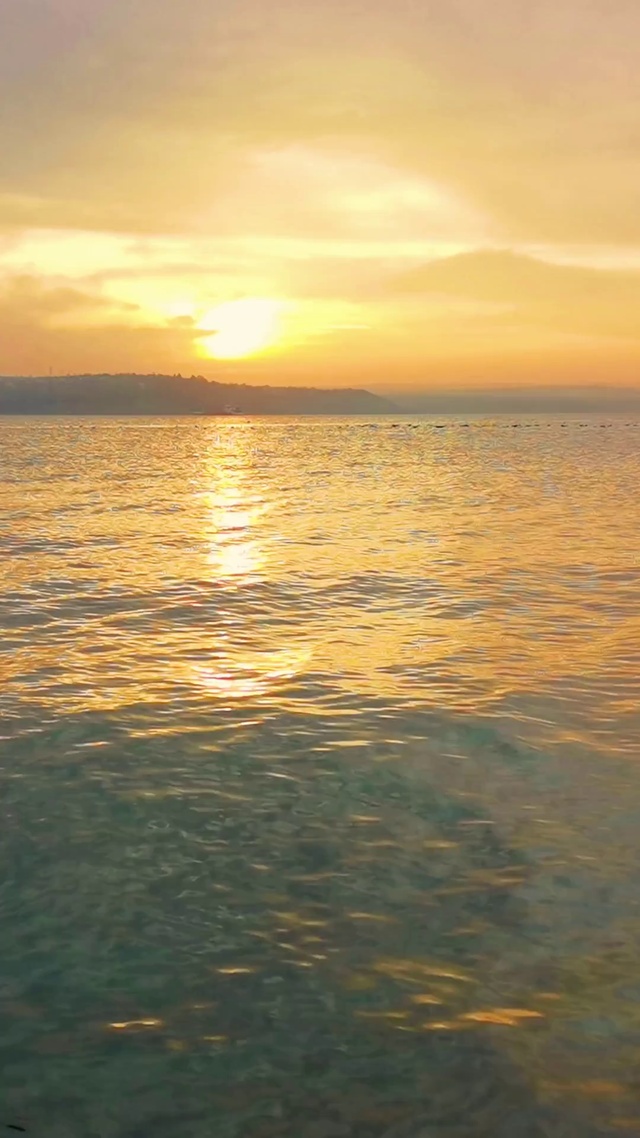 日落归山海,山海藏深意