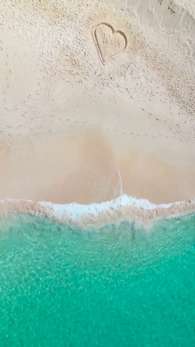 俯瞰浪漫沙滩海浪
