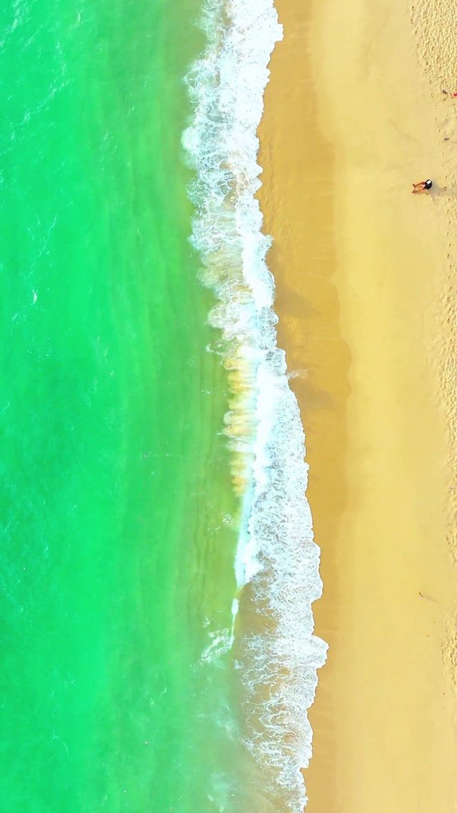 碧绿沙滩海浪 4K