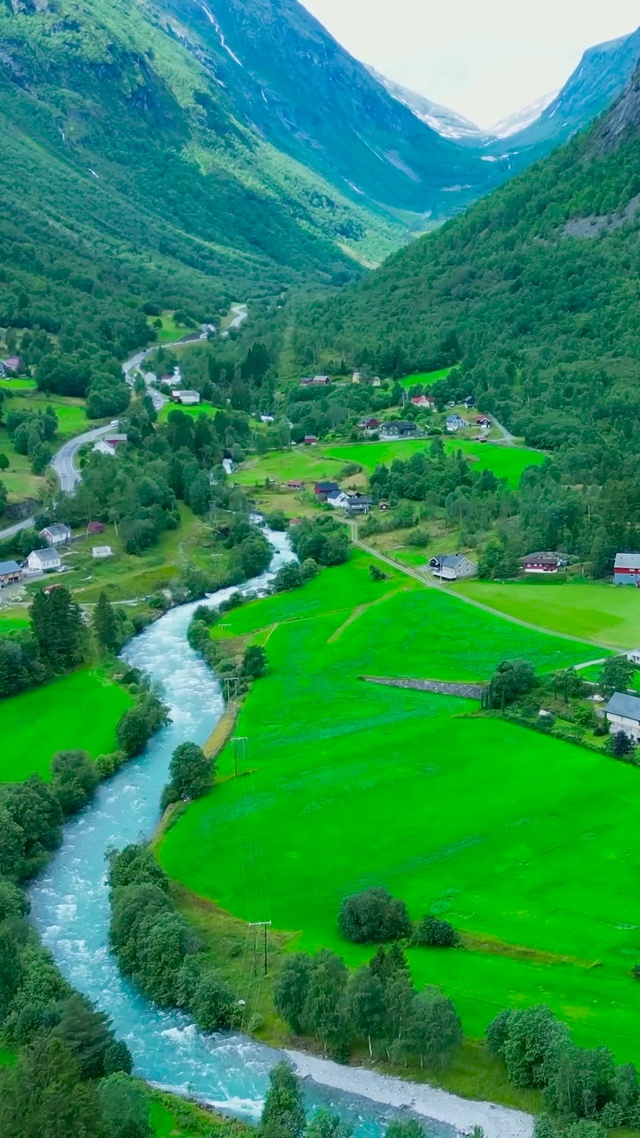 航拍唯美山地村落