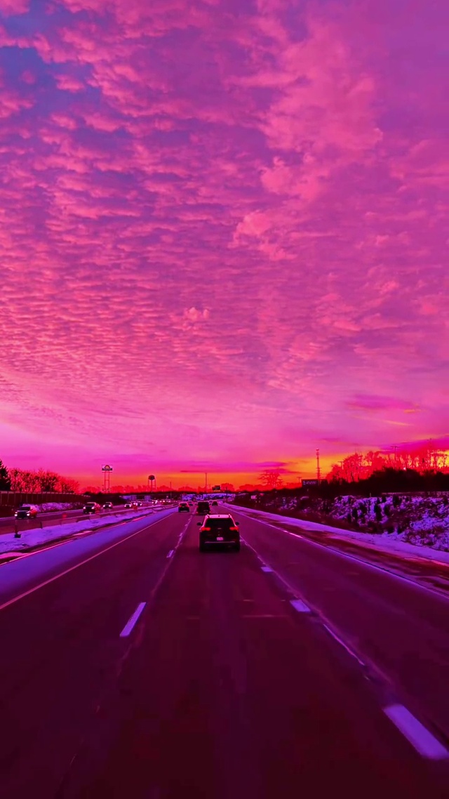 黄昏下行驶的汽车