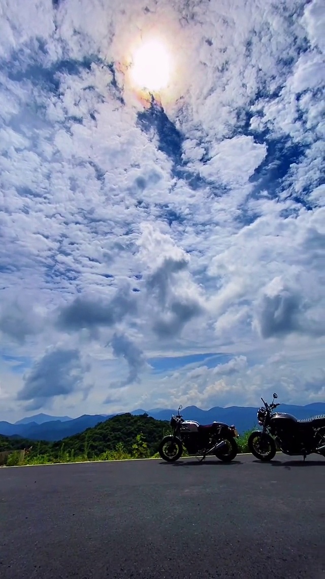 白云蓝天摩托