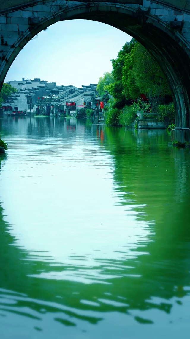 拱桥之下