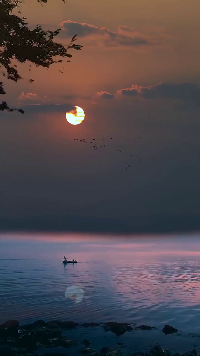 落霞与孤鹜齐飞，秋水共长天一色