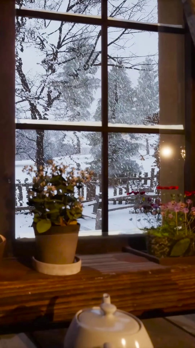 小屋窗外雪景