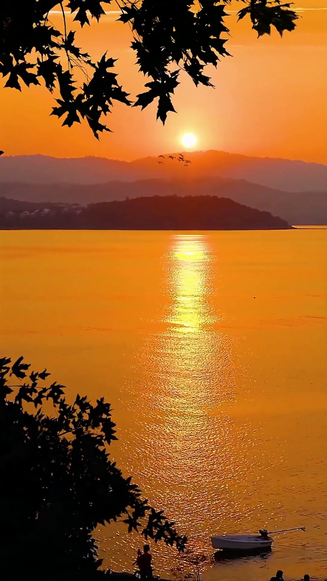 盈盈一水间，脉脉不得语。