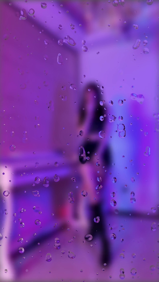 美女水滴雨屏
