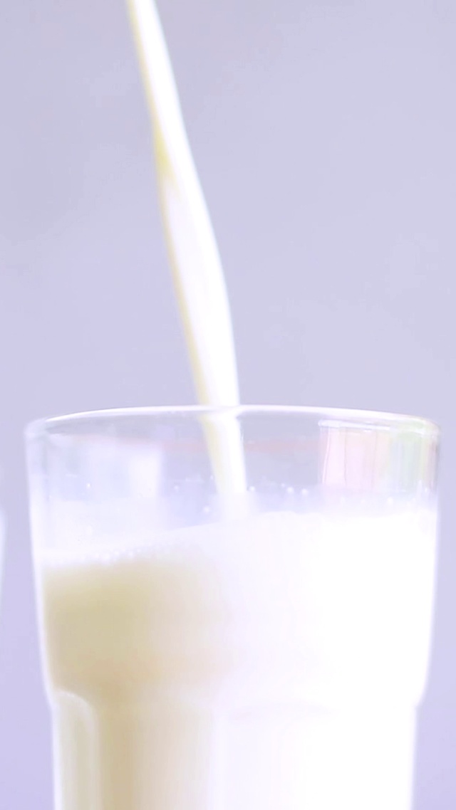 4K 高清 模糊背景的牛奶