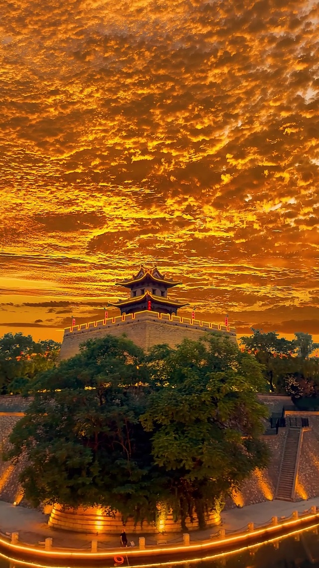 晚霞下的城墙