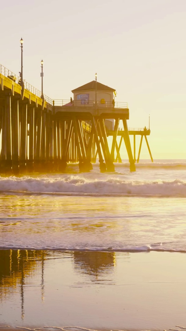 傍晚大桥海边海浪