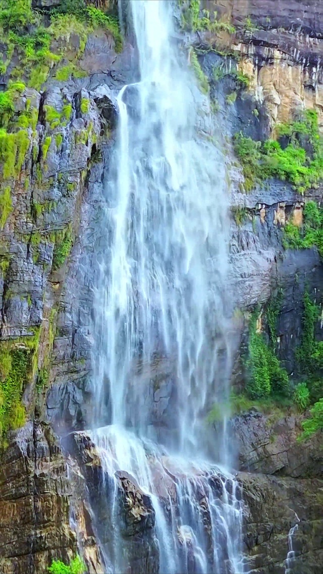 壮观山间瀑布4K